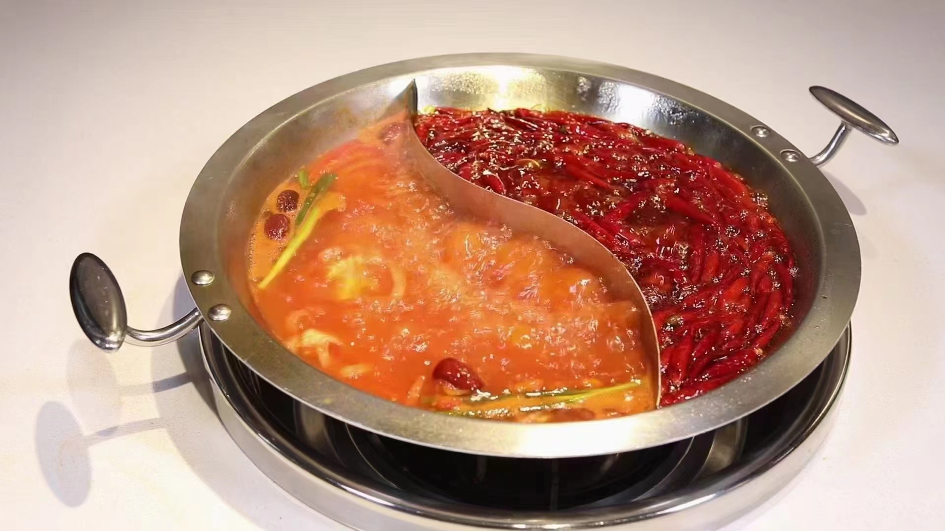 火鍋底料廠家-成都重慶火鍋底料產(chǎn)品批發(fā)，火鍋品類新發(fā)展在哪里(圖2)